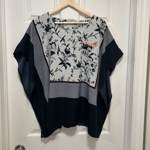 Navy and white batwing/poncho top, size 1X.